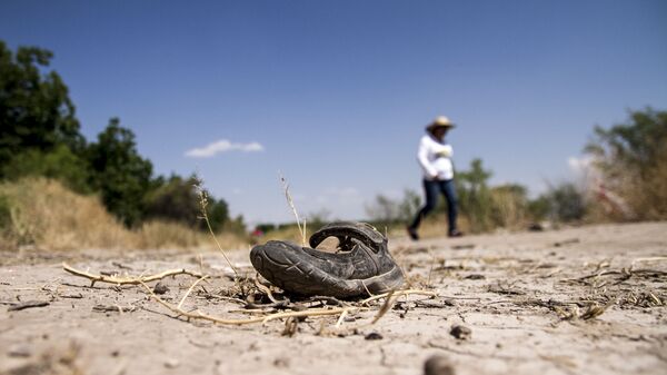 Silvia Ortiz, madre de Fanny Sánchez Viesca, detrás de un zapato de niña, busca restos humanos en diferentes puntos de Coahuila - Sputnik Mundo
