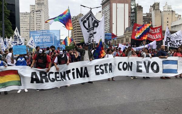 Manifestantes en Argentina se solidarizan con el depuesto expresidente de Bolivia, Evo Morales - Sputnik Mundo