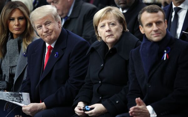 El presidente de los Estados Unidos, Donald Trump, la canciller alemana, Angela Merkel, y el presidente de Francia, Emmanuel Macron, durante una ceremonia en el Arco del Triunfo de París - Sputnik Mundo