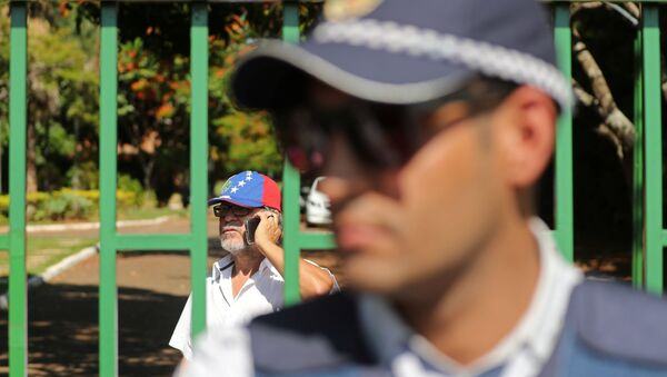 Un policía cerca del muro de la Embajada de Venezuela en Brasilia - Sputnik Mundo