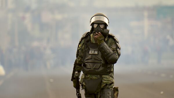 Un militar de Ecuador durante las protestas - Sputnik Mundo