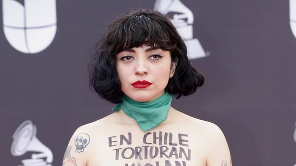 Mon Laferte, cantante chilena en la alfombra roja de los Latin Grammy  - Sputnik Mundo
