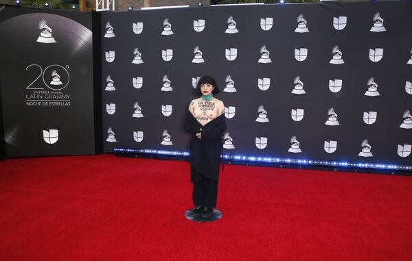 Mon Laferte se desnuda en los Grammy Latinos en protesta contra la violencia en Chile (foto, vídeo) Mon Laferte se desnuda en los Grammy Latinos en protesta contra la violencia en Chile (foto, vídeo) - Sputnik Mundo