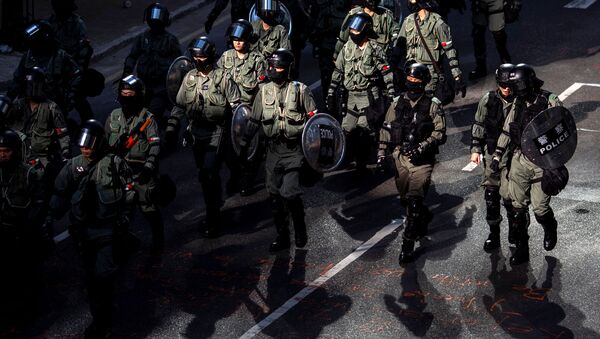 Policía de Hong Kong durante las protestas - Sputnik Mundo