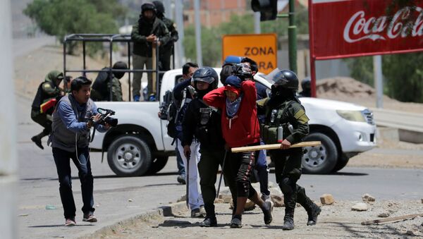 Policía deteniendo a un cocalero durante las protestas en Cochabamba, Bolivia - Sputnik Mundo