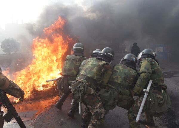 Miembros de la Policía militar intentan destruir una barricada en Sacaba en las afueras de Cochabamba (Bolivia) - Sputnik Mundo