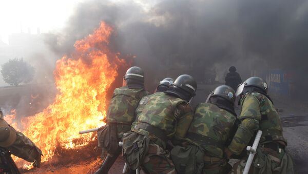 Miembros de la policía militar intentan destruir una barricada en Sacaba en las afueras de Cochabamba (Bolivia) - Sputnik Mundo