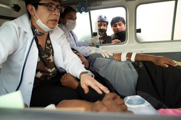 Unos manifestantes heridos dentro de una ambulancia en Sacaba en las afueras de Cochabamba (Bolivia). - Sputnik Mundo