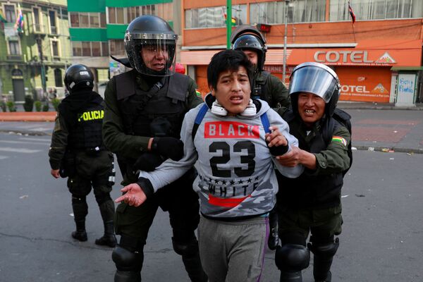 Un manifestante es detenido por miembros de las fuerzas de seguridad durante los enfrentamientos entre partidarios del expresidente boliviano, Evo Morales, y las fuerzas de seguridad en La Paz (Bolivia).  - Sputnik Mundo