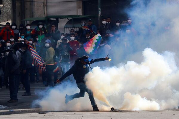 Un manifestante patea una lata de gas lacrimógeno durante los enfrentamientos entre partidarios del expresidente boliviano, Evo Morales, y las fuerzas de seguridad en La Paz (Bolivia). - Sputnik Mundo