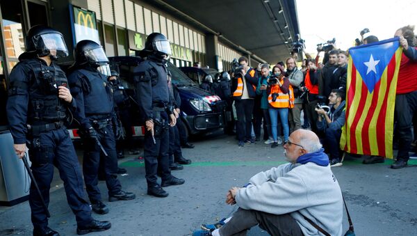 Manifestantes en la estación Sants en Barcelona - Sputnik Mundo