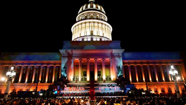 El capitolio de La Habana durante las festividades - Sputnik Mundo