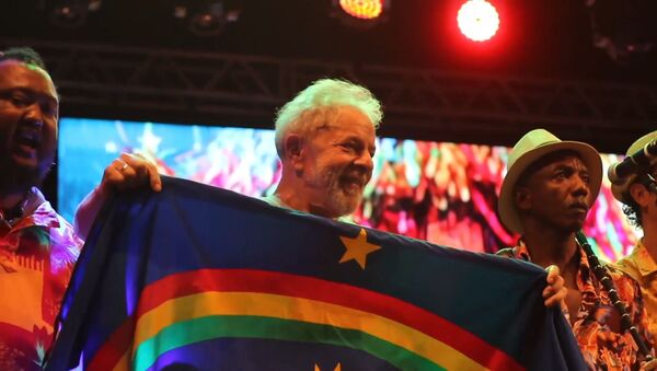 Lula se dirige a sus seguidores en un mitin multitudinario - Sputnik Mundo