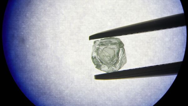 El diamante matrioshka extraído por la compañía rusa Alrosa - Sputnik Mundo