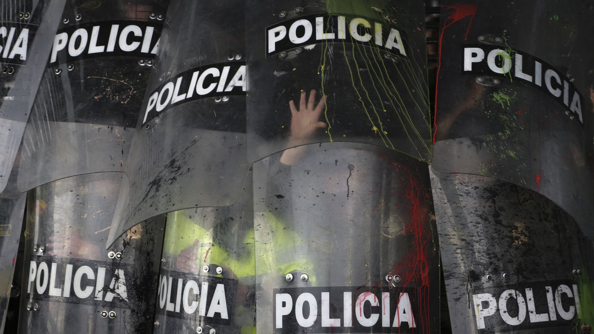 Escudos de la Policía durante una manifestación estudiantil en Bogotá, Colombia, en octubre de 2019 - Sputnik Mundo, 1920, 05.01.2022