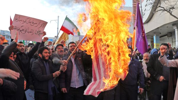 Manifestantes que apoyan al Gobierno de Irán queman la bandera de Estados Unidos - Sputnik Mundo