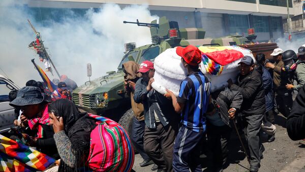Policía boliviana dispersando con gases lacrimógenos a manifestantes en La Paz, Bolivia - Sputnik Mundo