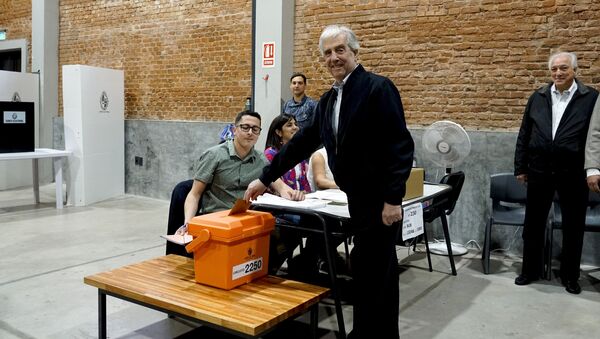 Presidente de Uruguay, Tabaré Vázquez, vota en las elecciones - Sputnik Mundo