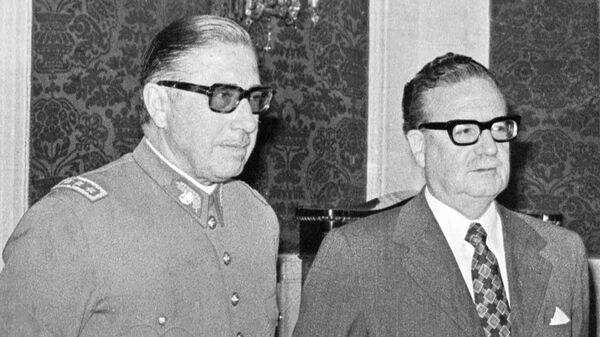 Augusto Pinochet (izq.) y el entonces presidente Salvador Allende - Sputnik Mundo