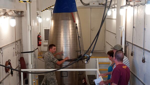 Un misil Minuteman III en un silo - Sputnik Mundo