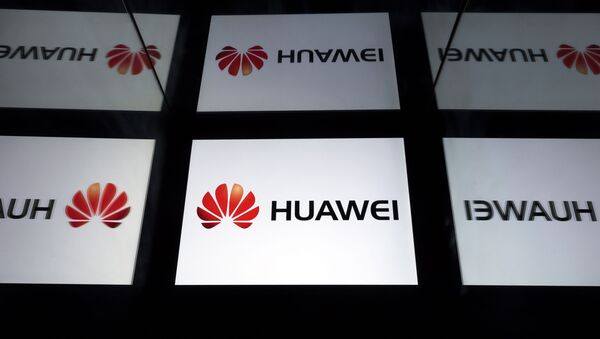 Logotipo de Huawei en una tableta - Sputnik Mundo