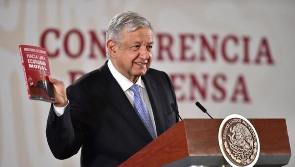 Andrés Manuel López Obrador presentando su último libro, 'Hacia una economía moral' (noviembre, 2019) - Sputnik Mundo