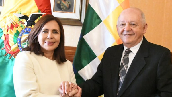 La canciller del gobierno de 'facto', Karen Longaric, con el nuevo embajador de Bolivia en EEUU, Walter Oscar Serrate Cuéllar - Sputnik Mundo