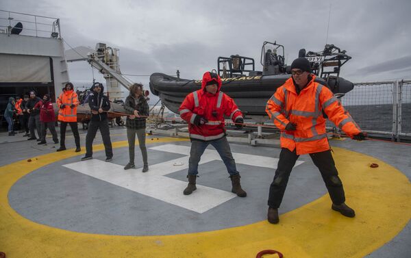 El equipo de Greenpeace y el investigador argentino Martín Brogger a bordo del barco Esperanza - Sputnik Mundo