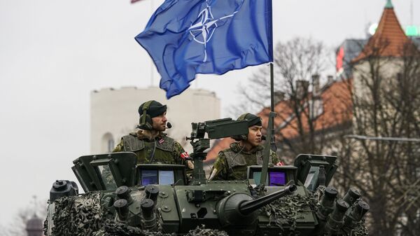 Militares con la bandera de la OTAN - Sputnik Mundo