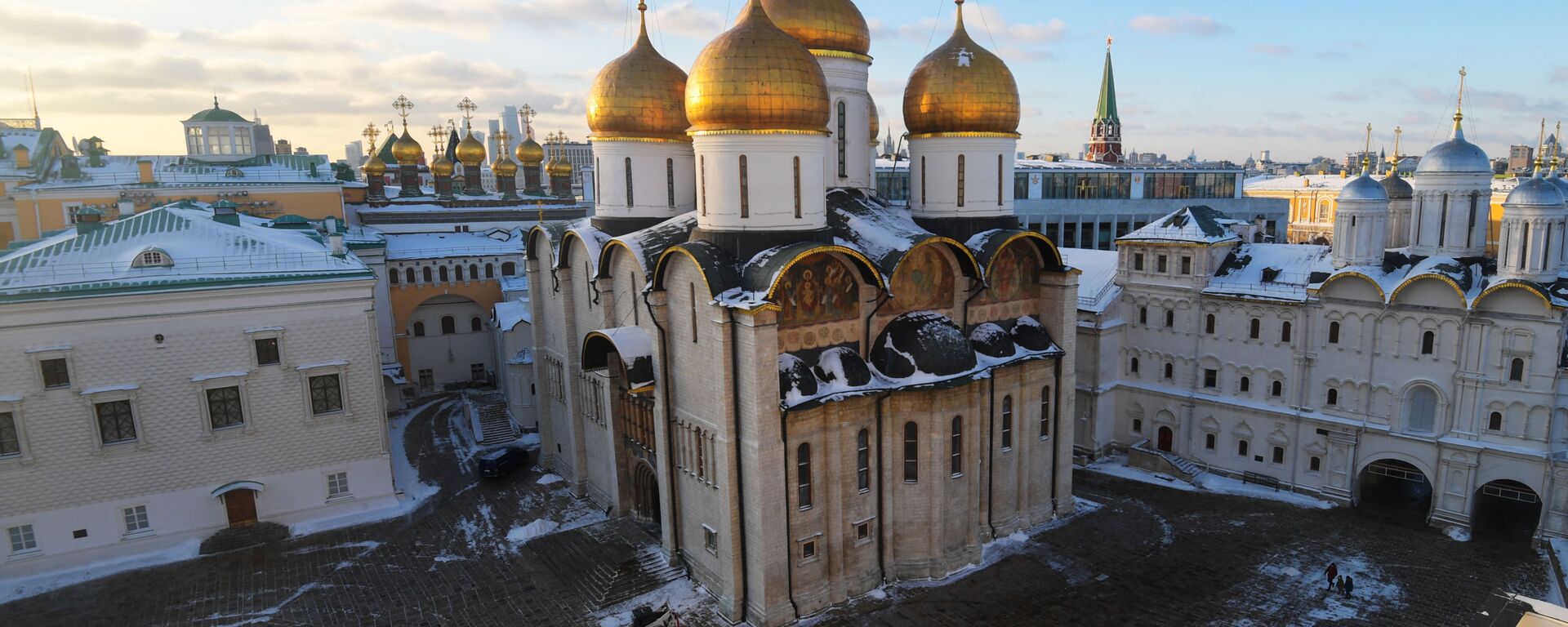 La Catedral de la Asunción y la Iglesia de los Doce Apóstoles (de izquierda a derecha) en el territorio del Kremlin de Moscú, Rusia - Sputnik Mundo, 1920, 28.02.2023