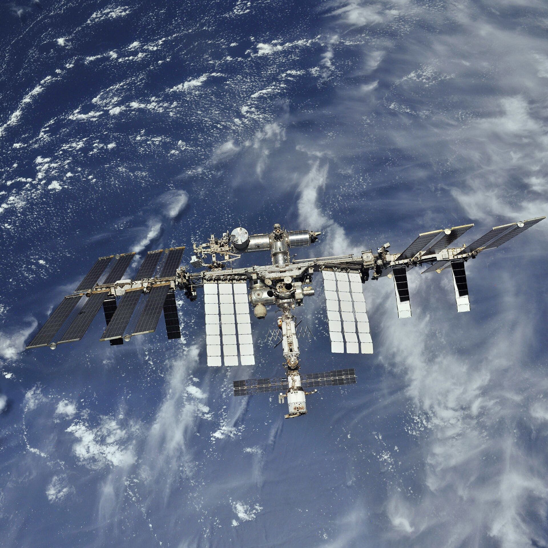 Какая сейчас станция в космосе. Космическая станция МКС. МКС 2005. Международная станция МКС. МКС 2007 год.