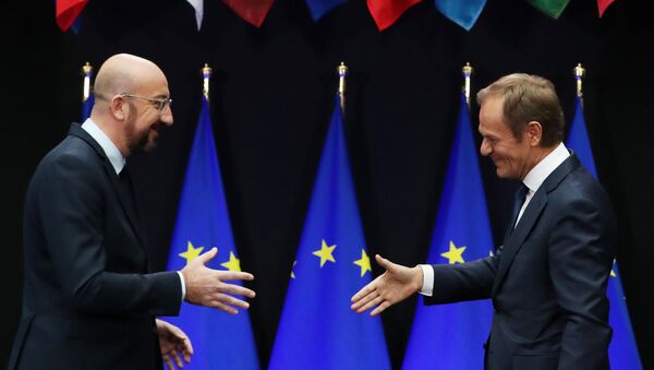 El presidente del Consejo Europeo, Donald Tusk (drcha), y su sucesor, Charles Michel (izqda) - Sputnik Mundo