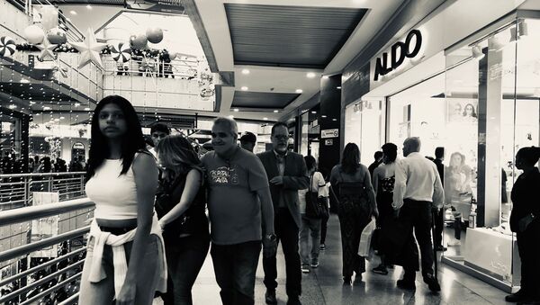 Venezolanos comprando durante el Black Friday en el centro comercial Sambil de Caracas - Sputnik Mundo