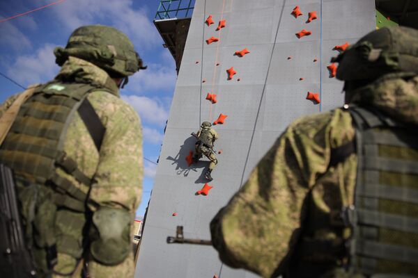 Los efectivos del 108 regimiento de tropas aerotransportadas se entrenan en el polígono Raevski a las afueras de Novorossíisk - Sputnik Mundo