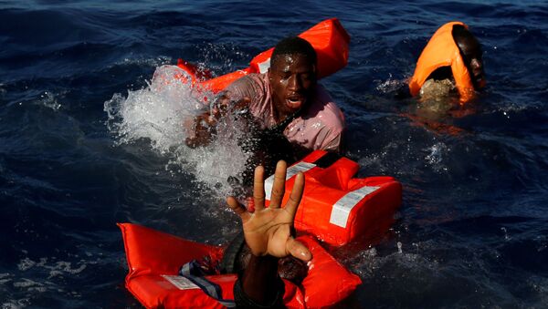 Migrantes en el agua - Sputnik Mundo