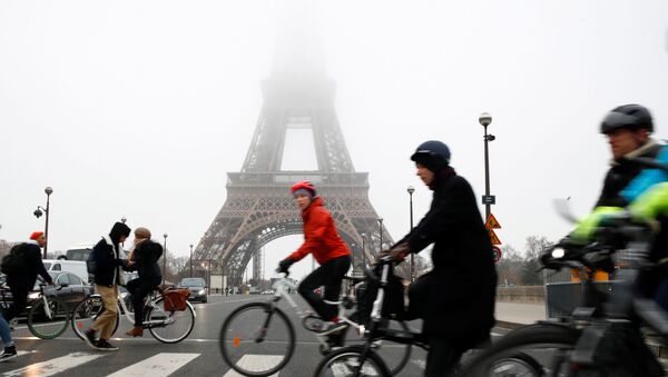 La torre Elffel de París durante la huelga general convocada contra la reforma de las pensiones en Francia - Sputnik Mundo