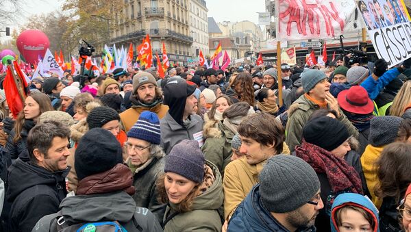 La huelga contra la reforma de las pensiones en París - Sputnik Mundo