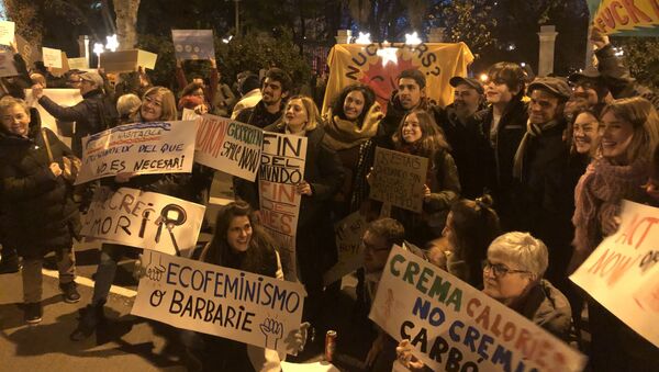 Decenas de miles de personas se unen a los jóvenes en la marcha por el clima en Madrid - Sputnik Mundo