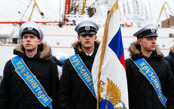 Unos tripulantes del velero Kruzenshtern en el puerto de Kaliningrado - Sputnik Mundo