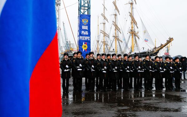 Soldados durante la ceremonia de despedida de los veleros Sedov y Kruzenshtern en el puerto de Kaliningrado - Sputnik Mundo