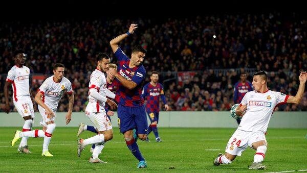 El delantero del FC Barcelona Luis Suárez marca un gol de tacón - Sputnik Mundo