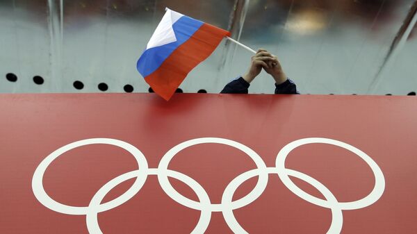 Anillos olímpicos y la bandera de Rusia - Sputnik Mundo