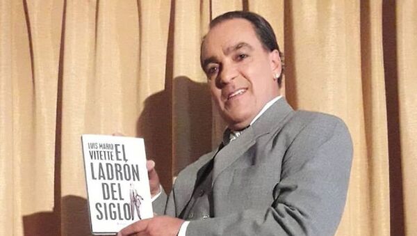 El ladrón uruguayo Luis Mario Vitette mostrando su biografía - Sputnik Mundo