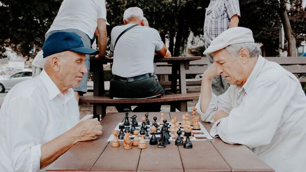 Dos ancianos jugando ajedrez (imagen referencial) - Sputnik Mundo