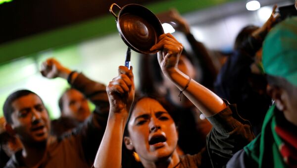 Cacerolazo durante las protestas en Bogotá, Colombia - Sputnik Mundo
