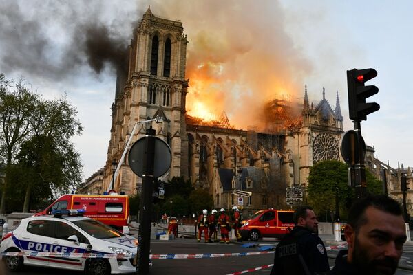 El año 2019 en imágenes: desde el incendio en Notre Dame hasta el patinaje artístico
 - Sputnik Mundo