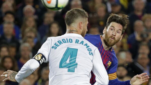 El capitán del Real Madrid, Sergio Ramos, y el capitán del Barcelona, Lionel Messi, durante 'El Clásico' - Sputnik Mundo