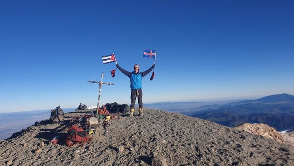El cubano Yandy Núñez en la cima de México con las banderas de Islandia y Cuba - Sputnik Mundo