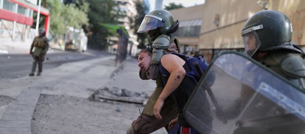 La Policía chilena durante las protestas en el país La Policía chilena durante las protestas en el país - Sputnik Mundo