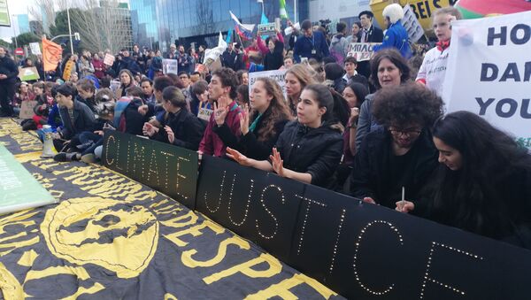 Protestas cerca del recinto ferial de la COP25 en Madrid - Sputnik Mundo